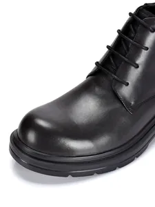 Detaillierte Nahaufnahme hochwertiger glatter schwarzer Leder-Chukka-Boots für Herren