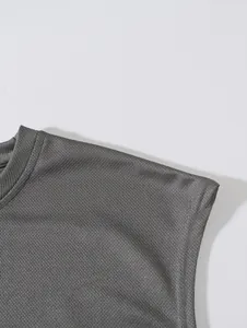 Detailansicht des atmungsaktiven grauen Mesh-Stoffs am Träger des Herren-Fitness-Tops