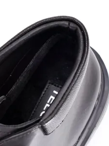 Detailaufnahme des schwarzen Fleecefutters und Lederkragens an Martin Boots