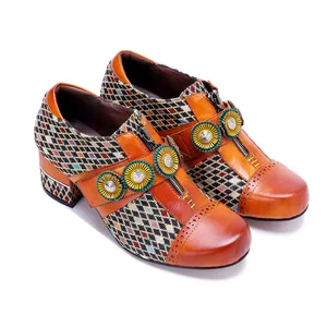 Nahaufnahme von Retro-Patchwork-Leder-Pumps mit dekorativen Knöpfen und Gittermuster