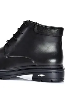 Detailansicht hochwertiger schwarzer Leder-Chukka-Boots für Herren mit robuster Sohle