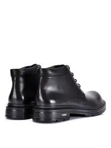 Detailansicht der schwarzen Echtleder-Stiefeletten für Herren mit strukturierter Manschette
