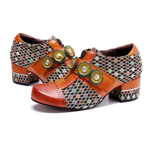 Seitenansicht von Retro-Leder-Pumps mit buntem Karomuster und Blockabsatz