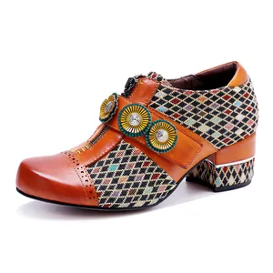 Detailansicht der Vintage-Leder-Patchwork-Blockabsatzschuhe mit floralen Schnallenakzenten