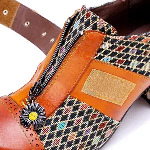 Nahaufnahme von Vintage-Karomuster-Lederpumps mit Gänseblümchen-Reißverschluss