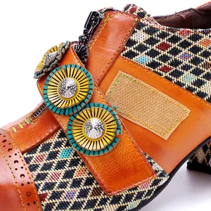 Detailansicht handgefertigter Leder-High-Heels mit Vintage-Karo und 3D-Blumenmuster.