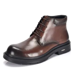 Klassische braune Herren-Lederstiefel in mittlerer Höhe mit Schnürung und Gummisohle