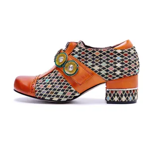 Seitendetail des Retro-Damenlederschuhs mit Karo-Patchwork und 3D-Blumendekoration
