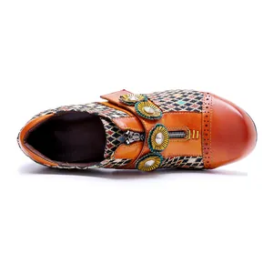 Draufsicht eines Vintage-Leder-High-Heels mit Karomuster und floralen 3D-Akzenten
