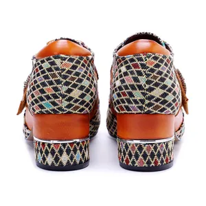 Rückansicht von Vintage-Blockabsatzschuhen mit Karomuster und Leder-Patchwork