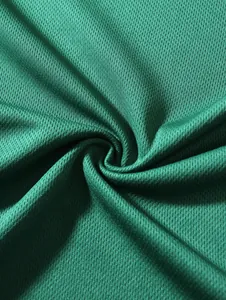 Nahaufnahme von atmungsaktivem grünem Netzgewebe für Herren-Sport-Tanktops
