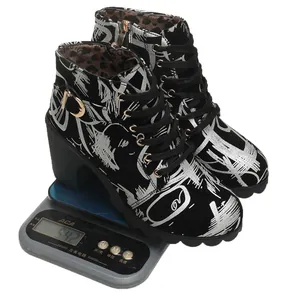 Vue détaillée montrant le poids des bottines à lacets avec motif graffiti argenté