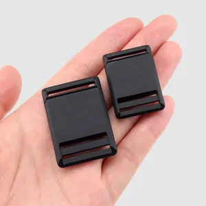 Fibbie magnetiche nere opache resistenti in due dimensioni mostrate sulla mano aperta