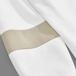 Detail van de zware stoftextuur en beige kleurblokstreep op een wit polo sweatshirt voor heren.