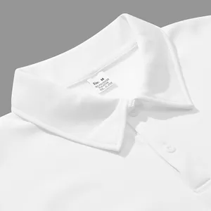 Gedetailleerde weergave van een witte polokraag met maattabel en witte knoopjes