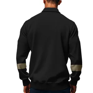 Achteraanzicht van een zwart zwaar polo sweatshirt met kaki mouwstrepen.