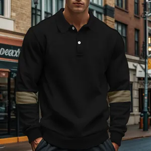 Detailopname van een zware zwarte herenpolo-sweatshirt met contrasterende mouwstrepen