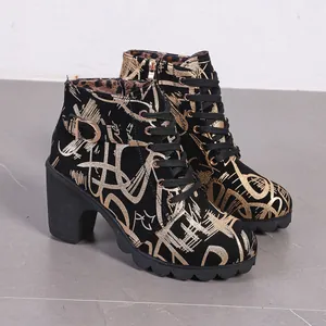 Vue détaillée des bottines à talons épais pour femmes avec motif graffiti doré