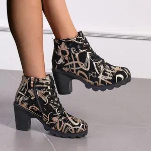 Vue latérale de bottines à talons épais pour femmes avec imprimé graffiti doré métallique