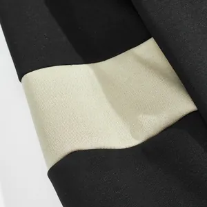 Macro-detail van zware gebreide stof met een zwart en beige kleurblokontwerp