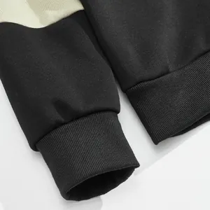 Detail van geribbelde manchetten van een zware color-block vintage sweatshirt