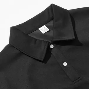 Detailopname van de kraag en het label van een zwart heren polo sweatshirt