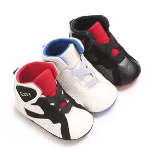 Detailweergave van hoge baby-sneakers in drie kleuren met zachte PU-zolen