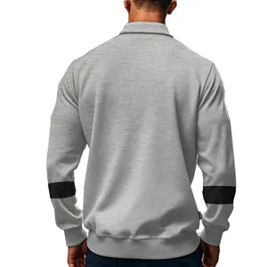 Achteraanzicht van zware grijze heren polo sweatshirt met zwarte strepen op de mouwen.