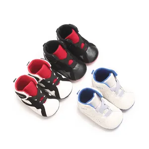 Close-up van kleurrijke hoge babysneakers met zachte PU-zolen in diverse kleuren