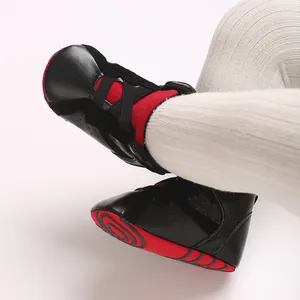 Detailopname van zwart-rode hoge sneakers met zachte zool voor baby's en peuters
