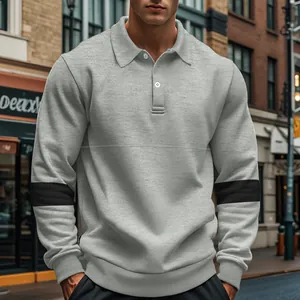 Detailopname van een retro zware grijze polo-sweatshirt voor heren met zwarte strepen