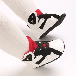 Detailopname van hoge babysneakers met zachte PU-zolen in rood, wit en zwart design