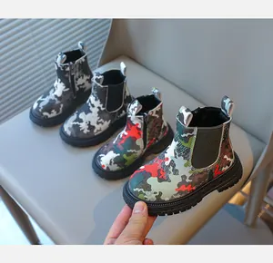 Détail de bottes Martin camouflage pour enfants, modèles colorés et sobres avec semelle antidérapante