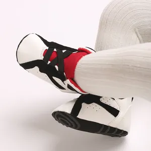 Gedetailleerd beeld van hoge babyschoenen met zachte zolen en witte geribbelde panty.