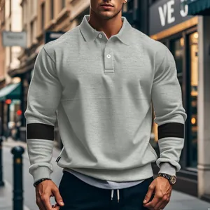 Detail van grijze polo-sweater met lange mouwen en zwarte strepen op een mannelijk model