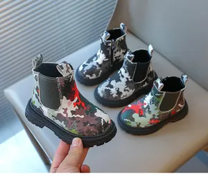 Gros plan sur des bottes Martin camouflage pour enfants à semelles antidérapantes