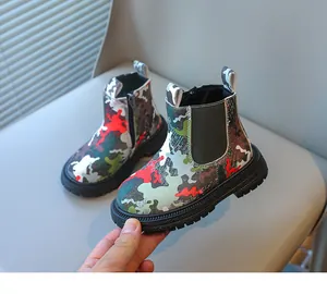 Détail des bottines camouflage pour enfants avec fermeture éclair et semelle.