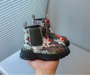 Vue détaillée des bottines de camouflage pour enfants avec semelles antidérapantes