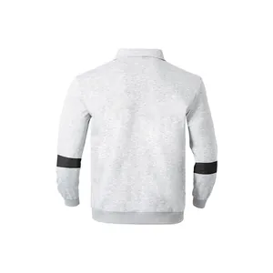 Achteraanzicht van een zwaar grijs poloshirt met lange mouwen en zwarte strepen.