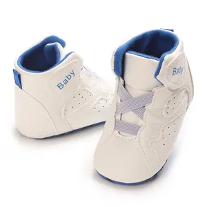 Detailopname van wit-blauwe hoge babysneakers met zachte en soepele PU-leren zolen