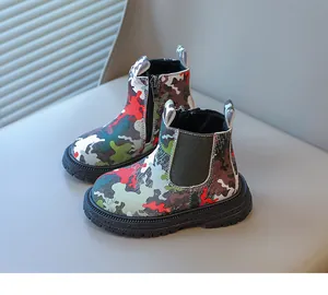 Vue latérale de bottes camouflage pour enfants avec fermeture éclair et semelle