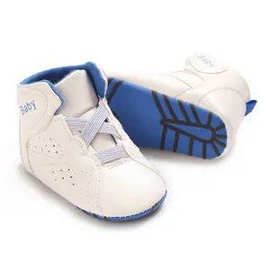 Comfortabele wit-blauwe hoge babysneakers van PU-leer met een veilige antislipzool