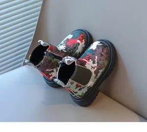 Vue détaillée des bottines Martin camouflage pour enfants à semelles antidérapantes