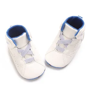 Detail van witte high-top babysneakers met blauwe voering en zachte PU-zolen voor zuigelingen