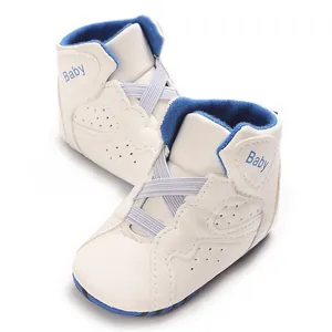 Detailopname van witte hoge babysneakers met blauwe voering en zachte zolen van PU-leer