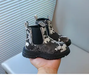 Vue détaillée des bottines Martin camouflage pour enfants avec semelles antidérapantes