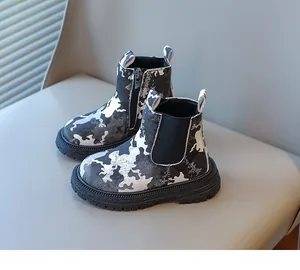 Vue détaillée des bottes de camouflage pour enfants avec fermeture éclair et semelle épaisse.