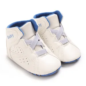 Detail van witte hoge babyschoenen met blauwe voering en zacht synthetisch PU leer