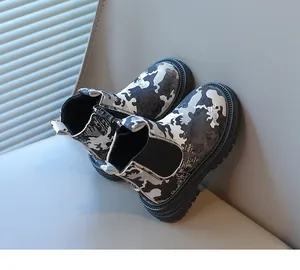 Vue détaillée des bottines Martin camouflage pour enfants avec semelles antidérapantes et zip