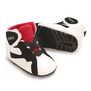 Gedetailleerd overzicht van hoge baby sneakers van PU-leer met zachte antislipzolen
